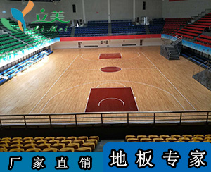 柞木運動木地板是室內球場常用的木地板材質之一，具有良好的運動性能和耐用性。以下是關於它的詳細介紹：      材質特性         木材外觀：柞木的木質為白色至淺棕色，心材粉紅棕色，絕大部份為直紋，紋理較粗糙，具有濃鬱的自然氣息。         image         建築材料 柞木運動木地板         物理性能：柞木密度適中，Janka 硬度約 1360。其比重大，強度高，具有中等抗彎曲強度及剛性，斷裂強度高，握釘力大，不易彎折，能夠很好地防止地板出現變形起拱的現象。同時，柞木的柔韌性優